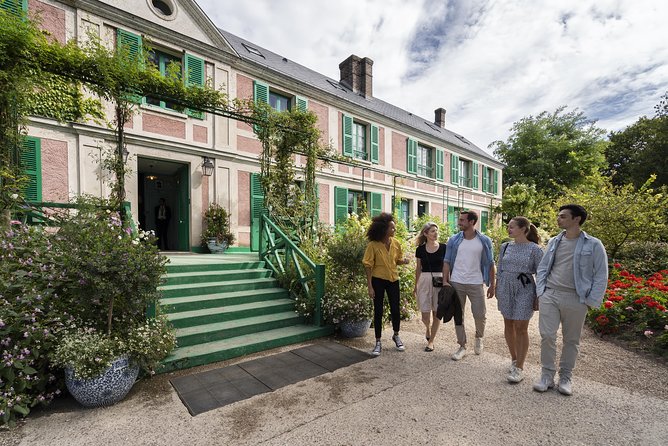 Giverny & Versailles Audio Guided Day Trip with Lunch from Paris - Gardens of Versailles: Strolling Through Opulence