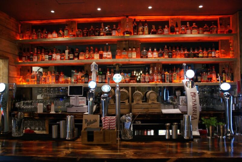 Glasgow: Beer Flight with a Haggis Taster in a Glasgow pub - The Role of the Guides and Staff