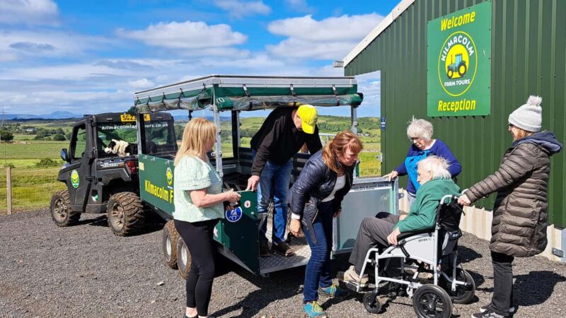 Glasgow: Highland Cow Trailer Tour with home baking - Discovering Scottish Agricultural Heritage and Farm Machinery