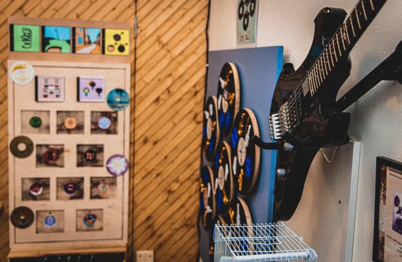 Glasgow: Stuck in the 90s... A Nostalgic Musical Escape Room - The Role of the Live Host in the Mystery