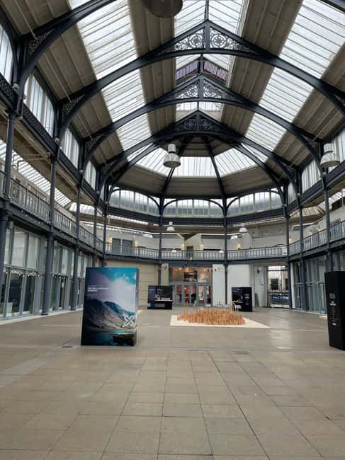 Glasgow: The streets with a Glaswegian guide: Walking Tour - The Guide’s Style: Performance, Humor, and Passion