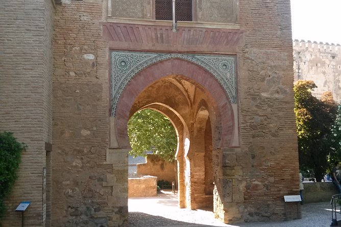 Going to Alhambra? 3 hrs Private Tour! Skip the long lines to visit the Alhambra - Practical Details: Meeting Point and Timing