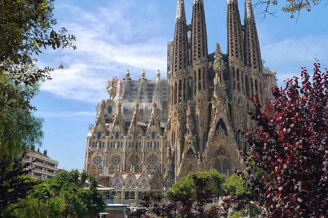 Golden Hour in Gaudi's Sagrada Familia with expert Guide - Ticketing and Cost Breakdown for Full Clarity