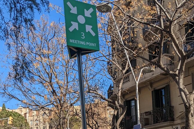 Golden Hour in Gaudi's Sagrada Familia with expert Guide - Practicalities: Meeting, Accessibility, and Group Size