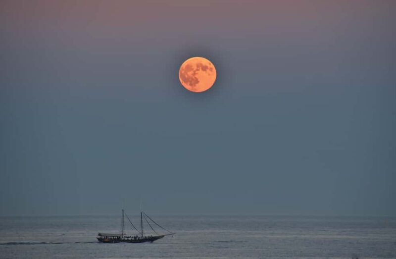 GOLDEN HOUR: SUNSET IN THE COSTA BRAVA - The Experience of the Guides and Crew