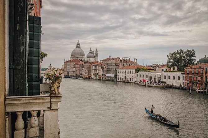 Gondola Ride and Aperitif in a Venetian Palace - Key Points