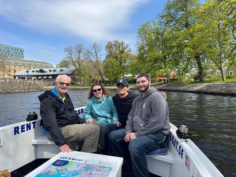 Gothenburg: Private Göta Älv Boat Tour with Pickup - Return and Drop-Off After a Scenic Waterway Journey
