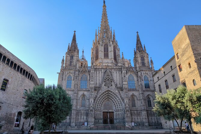 Gothic Quarter and Gaudí Small-Group Tour - Key Points