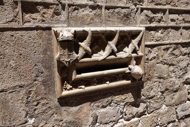 Gothic Quarter Insights & Tapas Experience - Artistic Flair at Plaza del Pi