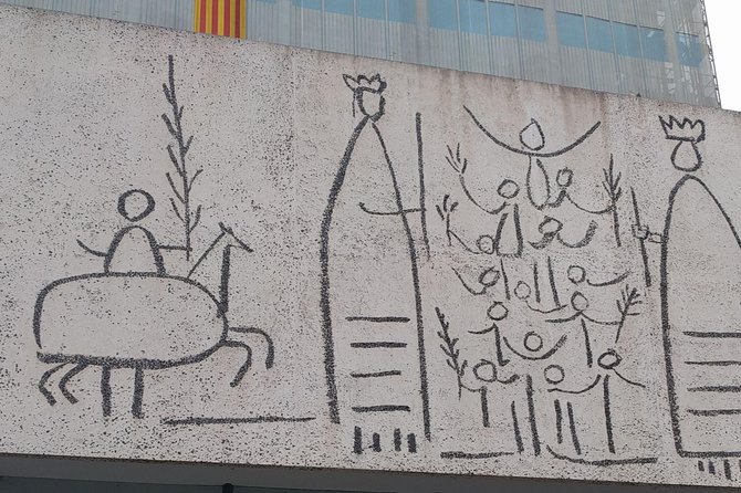 Gothic Quarter Private Tour with Sagrada Familia Skip the Line - Discovering the Gothic Quarter’s Hidden Corners