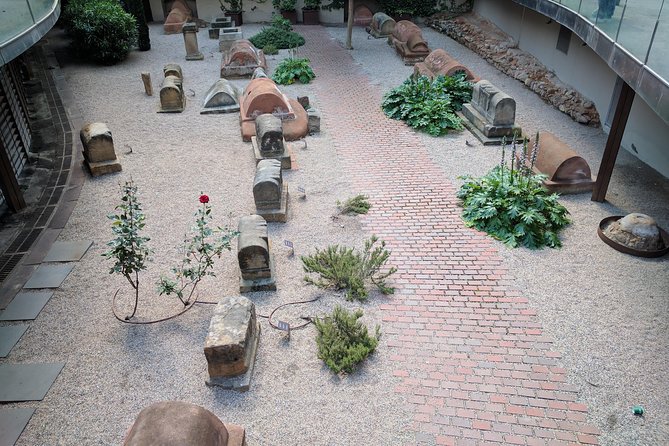 Gothic Quarter Private Tour with Sagrada Familia Skip the Line - Skip-the-Line Entry to La Sagrada Familia