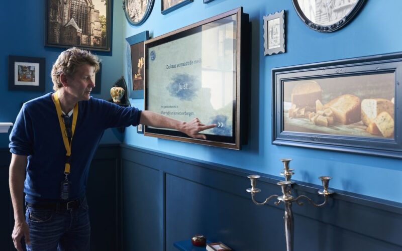 Gouda: Gouda Cheese Experience Entry Ticket - Virtual Milking, Cheese Turning, and the Clapping Tradition