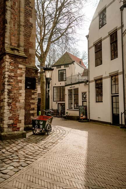 Gouda: Highlights and Hidden Gems Walking Tour - Exploring Goudas Landmarks: St. Johns Church and the City Hall