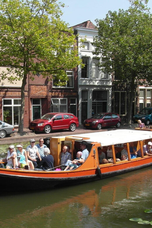 Gouda: Historical Canal Cruise - The Skipper’s Role in Bringing Gouda’s Past to Life