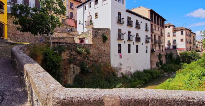 Granada: 2hour Tour of The Albaicín & Sacromonte Premium - Walking Through The Historic Albaicín Neighborhood