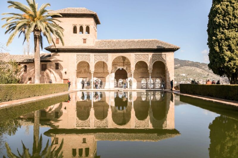 Granada: 3-Hour Alhambra and Generalife Gardens Guided Tour - The Guide: Knowledge and Engagement