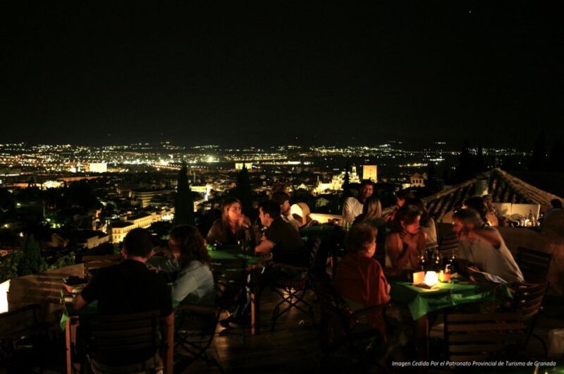 Granada Albaicín: 2.5-Hour Tapas & Drinks Walking Tour - The Guide Experience and Group Atmosphere