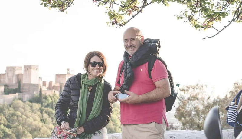 Granada: Albayzin and Sacromonte Hybrid Walking Tour - Transportation to the Top of Albayzin and Sacromonte