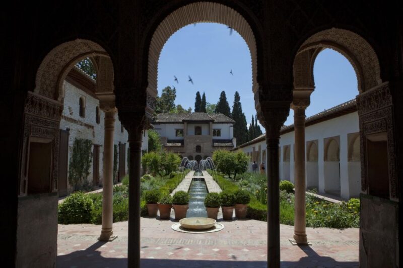 Granada Alhambra and Generalife Gardens Experience Tour - Pacing, Crowd Levels, and Tour Duration