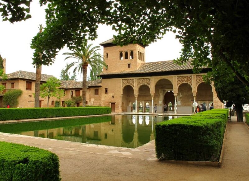 Granada: Alhambra and Generalife Gardens Guided Tour - Key Points