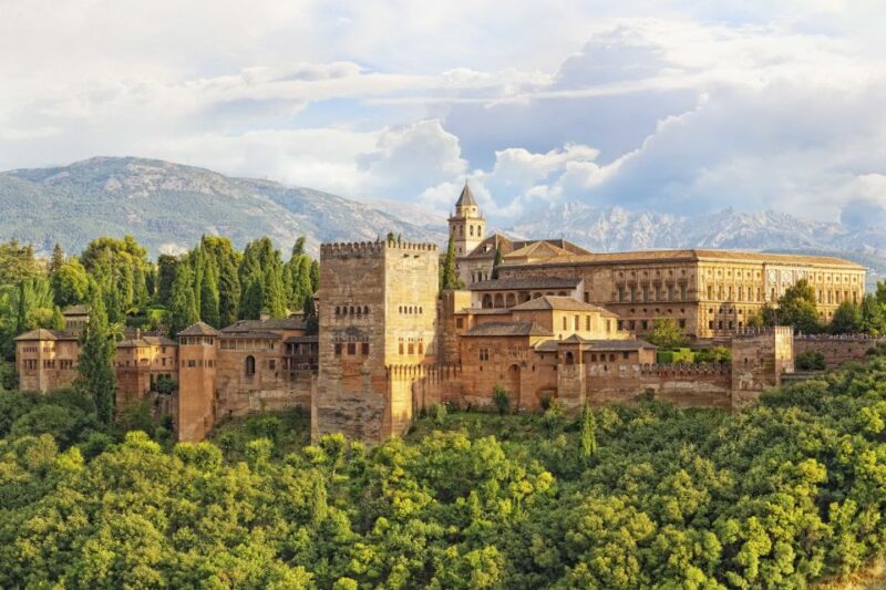 Granada: Alhambra and Nasrid Palaces Private Tour - Serenity and Beauty of the Generalife Gardens