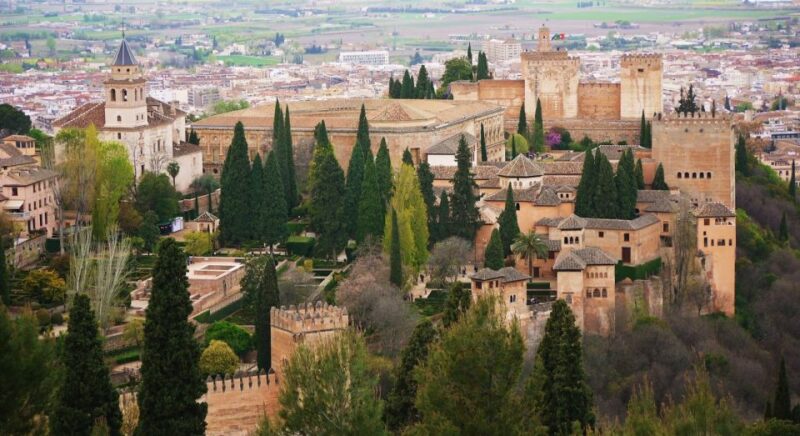 Granada: Alhambra and Nasrid Palaces Small Guided Tour - Discovering the Alcazaba Fortress’s Military Roots