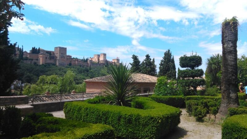 Granada: Alhambra Gardens, Generalife & Alcazaba Guided Tour - Logistics: Meeting Point and Group Size