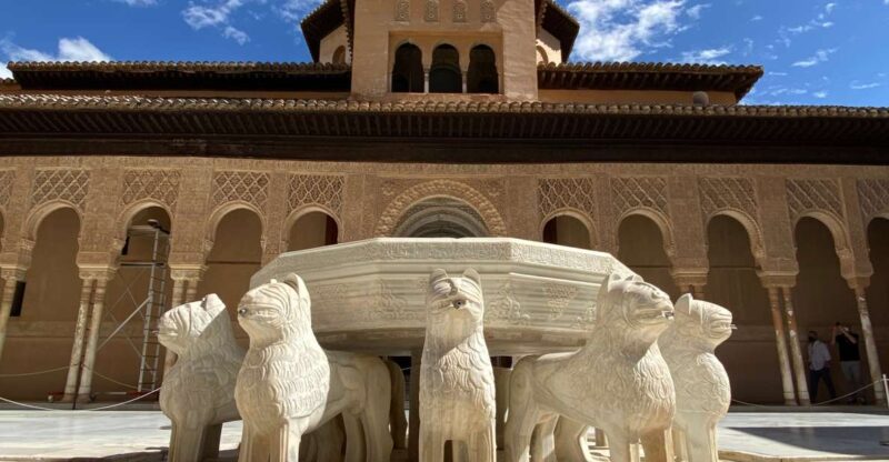 Granada: Alhambra & Generalife Fast-Track Guided Tour - Delving into the Nasrid Palaces and Architectural Highlights