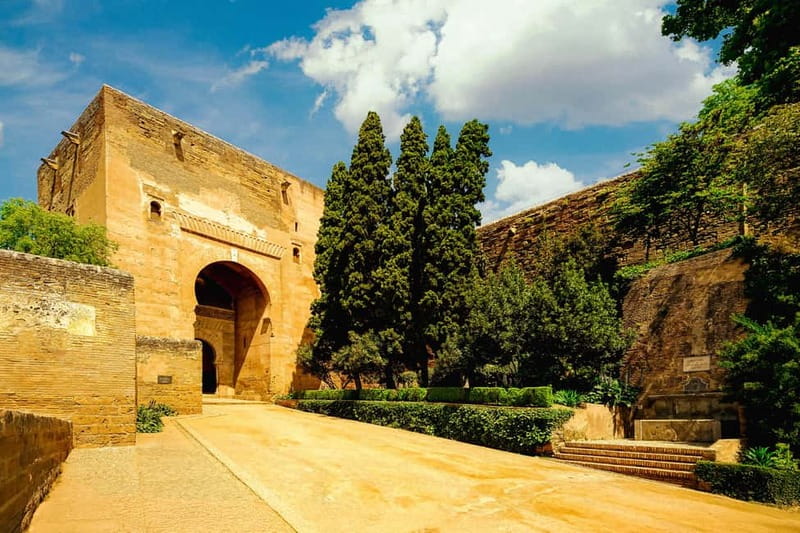 Granada: Alhambra, Generalife & Nasrid Palaces Guided Tour - Exploring the Nasrid Palaces and Moorish Architecture