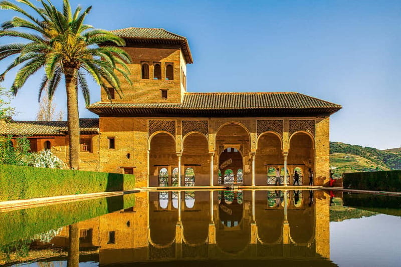 Granada: Alhambra, Generalife & Nasrid Palaces Guided Tour - The Palace of Charles V: Renaissance Style in Contrast