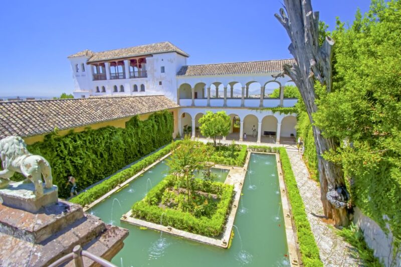 Granada: Alhambra Guided Tour and Arabian Bath and Massage - Exploring the Generalife Gardens and Summer Palace
