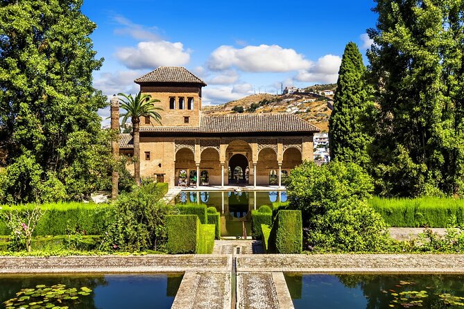 Granada: Alhambra Guided Tour including Nasrid Palaces - Pacing and Practical Tips for Visitors