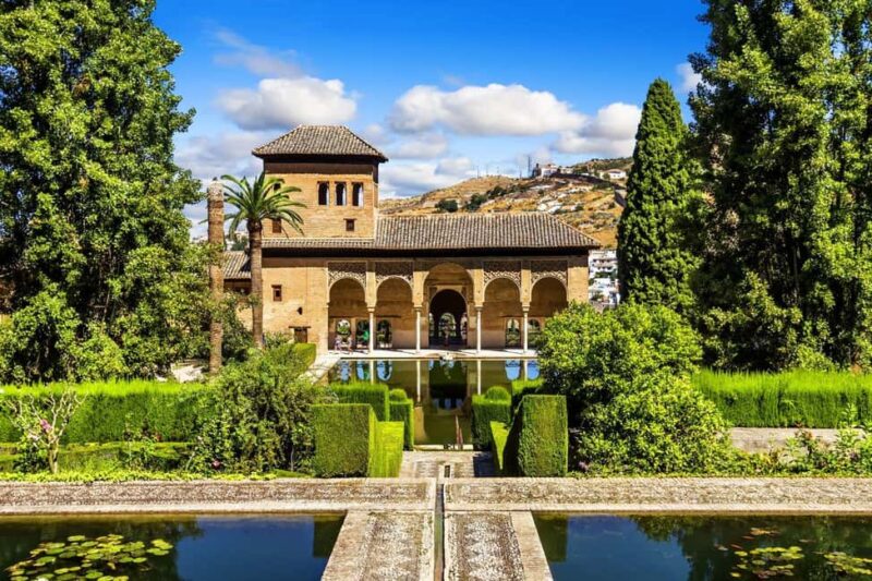 Granada: Alhambra, Nasrid Palaces & Gardens guided Tour - Discover the Serene Beauty of the Generalife Gardens