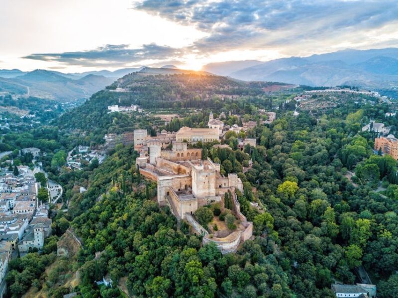Granada: Alhambra & Nasrid Palaces Tour with Tickets - The Generalife Gardens: A Restful Retreat