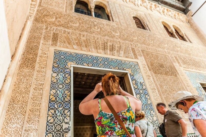 Granada: Alhambra & Nasrid Palaces Tour with Tickets - Practicalities: Meeting Points, Group Sizes, and Tips
