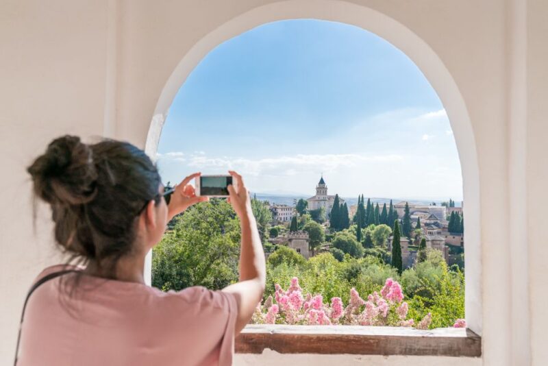 Granada: Alhambra Ticket and Guided Tour with Nasrid Palaces - Discover the Most Iconic Parts of the Alhambra Complex