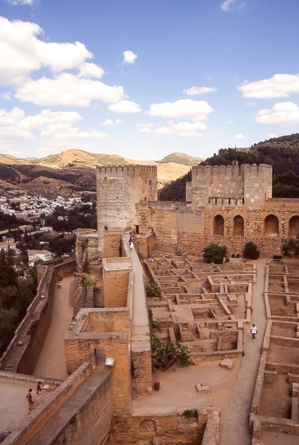 Granada: Combo Alhambra, Albaicín, and Sacromonte Tour - Exploring the Albaicín and Sacromonte Neighborhoods