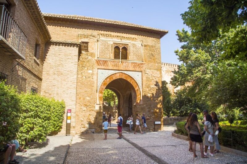 Granada: Combo Alhambra, Albaicín, and Sacromonte Tour - Logistics and Meeting Points for a Smooth Experience