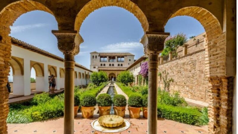Granada: Generalife and Alcazaba Guided Tour without Tickets - Discovering the Palace of Charles V’s Renaissance Architecture