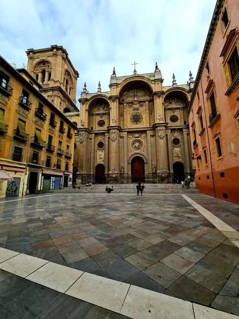Granada: "Street Art & The Caves" Unique Guided Walking Tour - Visiting Carmen de los Mártires and Its Gardens