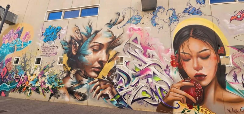 Granada: "Street Art & The Caves" Unique Guided Walking Tour - The Guide’s Knowledge and Personal Approach