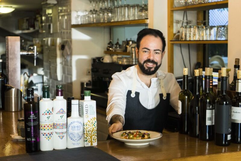 Granada: Tapas Crawl - The Guide’s Role: Knowledgeable and Engaging