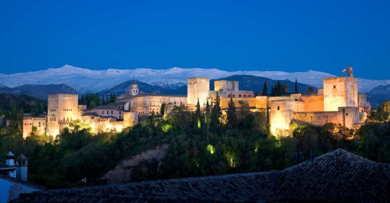 Granada: The Alhambra and Nasrid Palaces Guided Night Tour - Discover the Magic of the Alhambra at Night