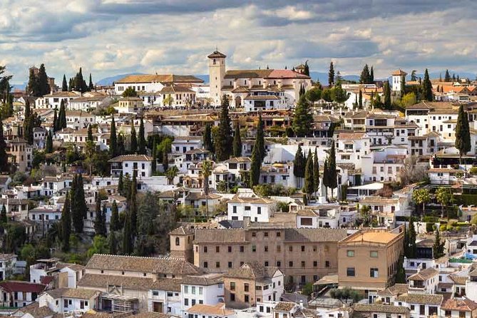 Granada Walking Tour: Albaicin and Sacromonte Quarters - Experiencing the Liveliness of Plaza Larga