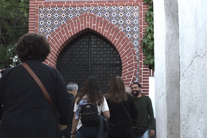 Granada's Hidden Treasures: Albayzin and Sacromonte Walking Tour - Paseo de los Tristes: A Historic Avenue with Picturesque Views