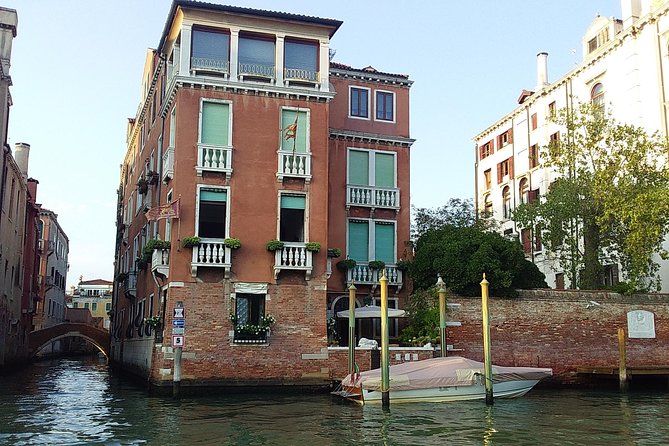 Grand Canal boat tour and Murano glass experience with Hotel pick up - Guide Expertise and Guest Interaction