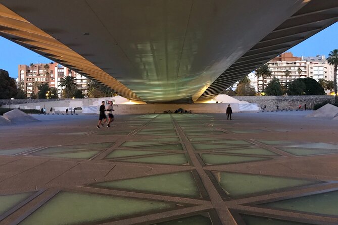 Grand City | Small Group Bike Tour through Top Highlights - Soaking in the Vibrant Atmosphere at Placa de lAjuntament