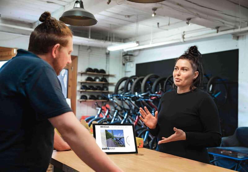 Gravel rental - Au Canal-de-Lachine - Discovering Montreal’s Iconic Sites on Gravel Tires