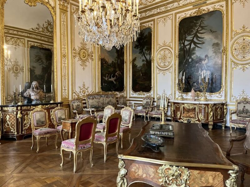 Great Stables of Prince de Conde & Palace Chantilly - The Role of the Guide and Live Entertainment