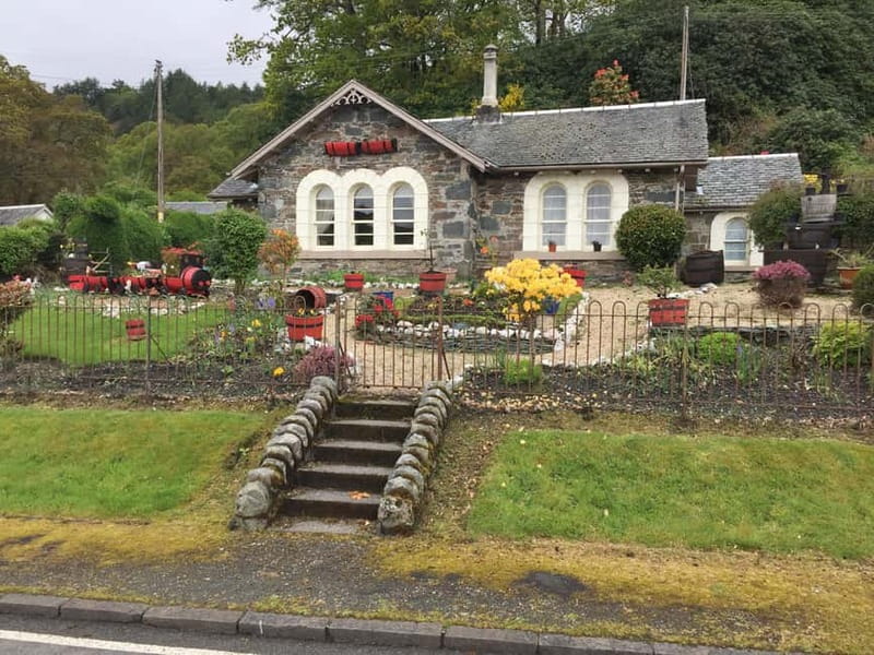 Greenock: Loch Lomond, Trossachs & Stirling Castle Tour - Visiting the Picturesque Village of Luss and Loch Lomond Views